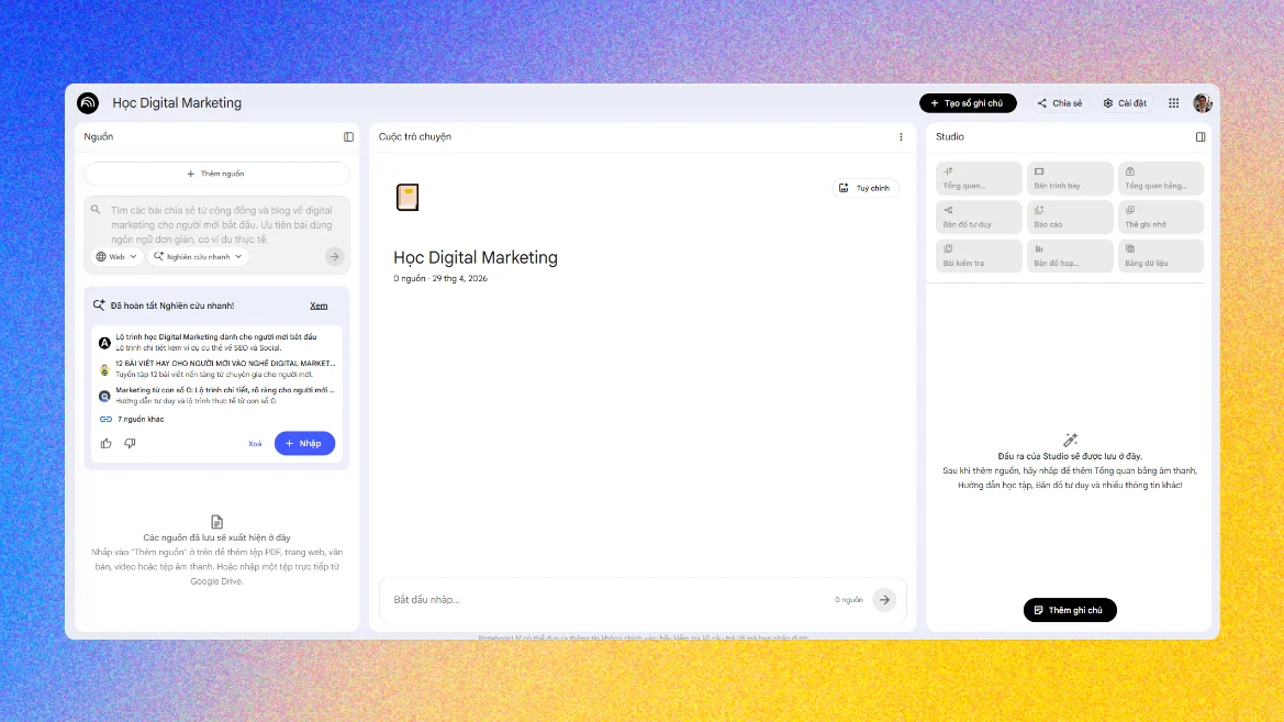 Giao diện NotebookLM với notebook "Học Digital Marketing" — bảng Nguồn bên trái đang tìm nguồn, Cuộc trò chuyện ở giữa, Studio bên phải