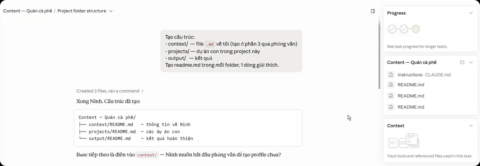 Cowork nhận prompt "Tạo cấu trúc" rồi tự tạo context/ · projects/ · output/ kèm readme.md — bên phải là panel Project "Content — Quán cà phê" với Instructions·CLAUDE.md và Context.